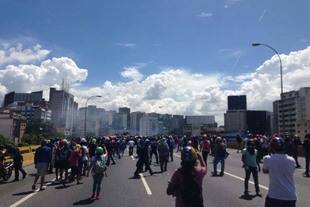 Reprimen marcha opositora en la autopista Francisco Fajardo