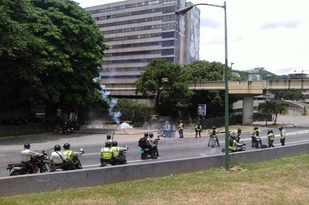 Fuerzas de seguridad impiden con lacrimógenos protesta opositora en Caracas
