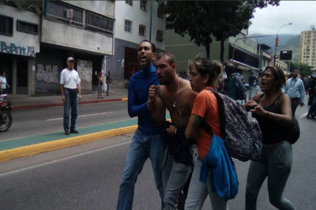 Colectivos hirieron a manifestantes opositores en las inmediaciones del TSJ