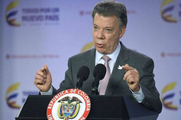 Santos sostuvo que buscan transición en Venezuela porque acabaron con la democracia