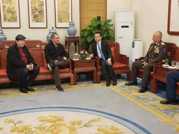 Arreaza inició visita a China para 'afianzar alianza' entre los dos países