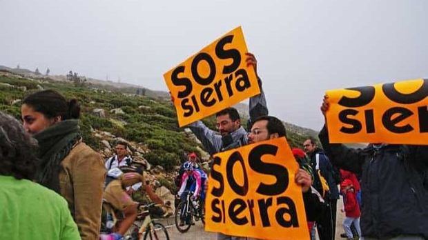 Protesta de los Ecologistas contra la llegada de La Vuelta ciclista a la Bola del Mundo