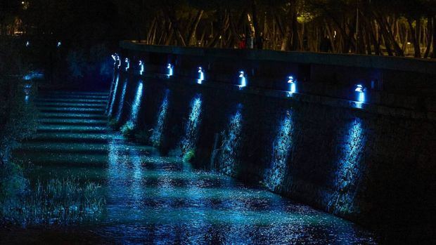 El río Manzanares se ilumina de azul para las fiestas navideñas