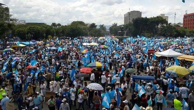 Miles de guatemaltecos inician caminata para pedir renuncia del presidente