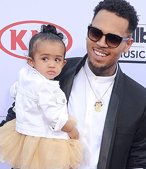 Chris Brown le regala tres autos a su hija de un año