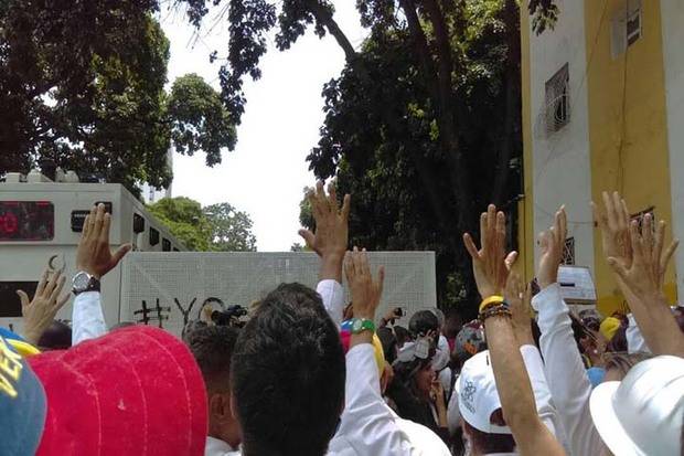 GNB dispersa marcha de médicos en la autopista Francisco Fajardo