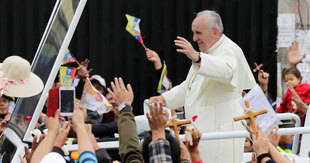 El papa Francisco llega a la ciudad ecuatoriana de Guayaquil y posa en selfis
