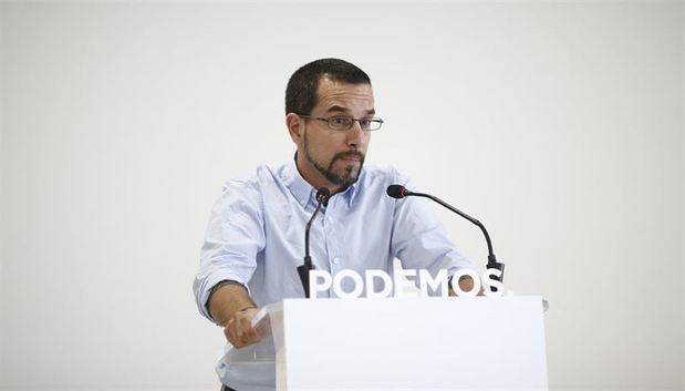 Podemos reta a Díaz y Moreno a negociar 'a la luz pública'