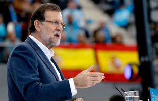 Rajoy pide libertad de Leopoldo López en mitin del PP al que acude su padre