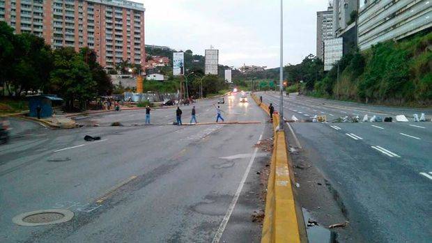 Opositores realizan paro cívico y trancazo en Caracas