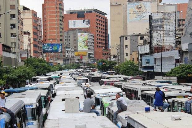 Transportistas protestan frente al Ministerio de Transporte en Chacao