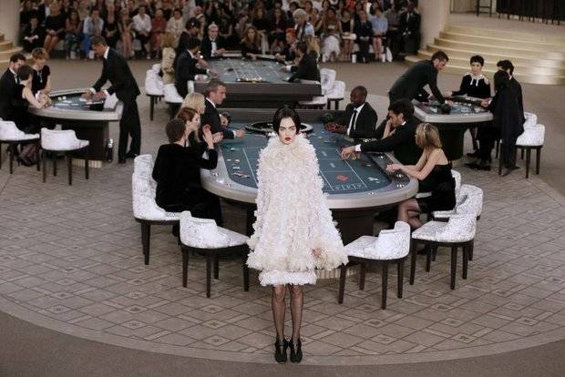 Chanel invita al mundo del espectáculo a jugar en su casino de alta costura