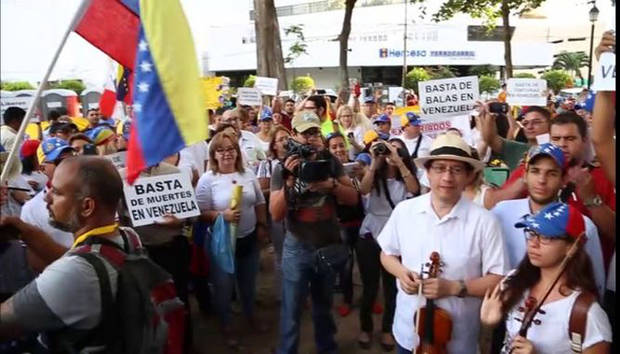 Venezolanos en Panamá rezan para que las elecciones transcurran en paz