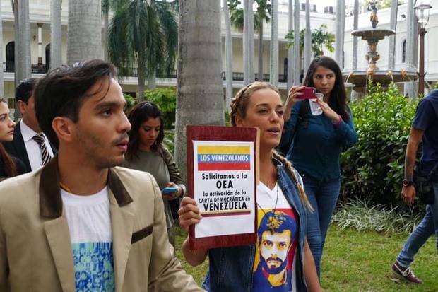 Familiares de presos políticos entregan a la AN documento para activar la Carta Democrática a Venezuela