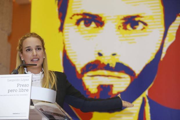 Federación Periodistas españoles premian a la activista Lilian Tintori