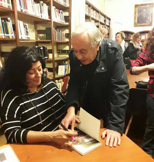 Almudena Grandes visitó la Biblioteca Carlos Sánchez Viamonte