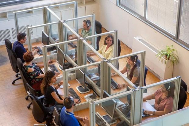 Andalucía incrementa en 48 empleados el Servicio de Teleasistencia