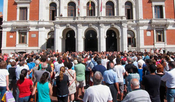 La Comunidad enmudece por los atentados de Cataluña y apela a la unidad
