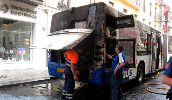 Evacúan a 45 pasajeros tras iniciarse un fuego en el motor de un autobús de transporte urbano de Valladolid