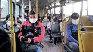 Amplían la capacidad permitida de pasajeros en colectivos y trenes en el AMBA