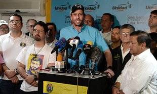 Capriles dice que oposición no convertirá Parlamento en 