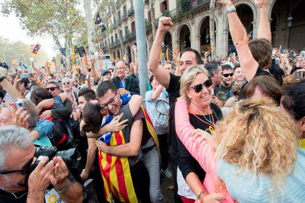 Parlamento catalán declara la independencia de la región