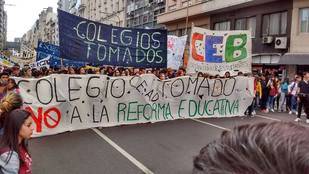 Estudiantes toman escuelas exigiendo datos sobre la nueva secundaria