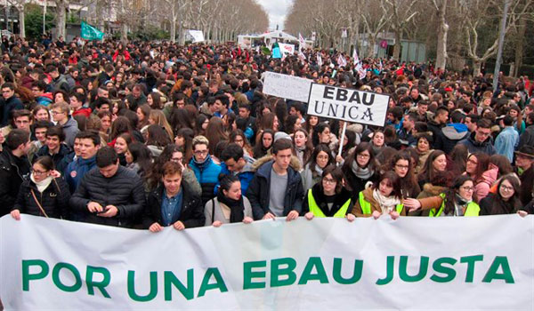 Unas 2.500 personas se manifiestan en Valladolid para pedir una EBAU 'única' y 'justa'