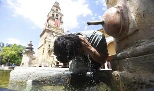 El 1-1-2 advierte sobre los riesgos de la exposición solar en la ola de calor en Andalucía