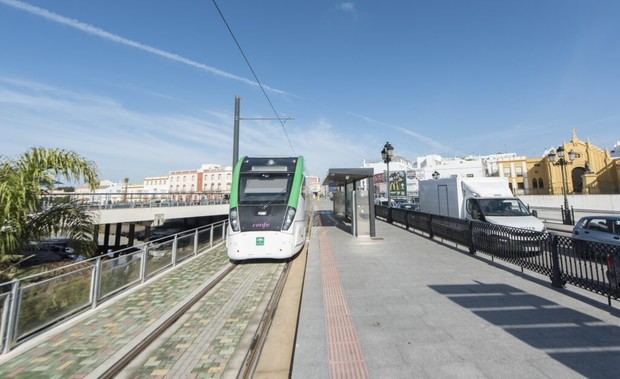 El Trambahía añade ocho trayectos extras para la Feria de Chiclana