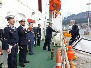 Acto de imposición de la Cruz del Mérito Naval al Contralmirante de la Armada Argentina