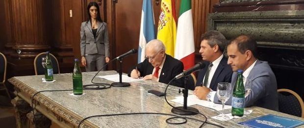 Españoles e italianos firmaron un histórico e inédito convenio de colaboración