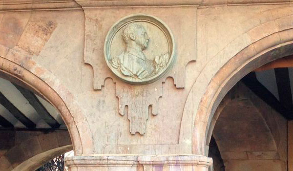 El medallón de Franco en la plaza Mayor de Salamanca ya es historia