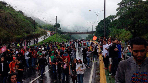 Estudiantes trancaron la Autopista Caracas-Guarenas