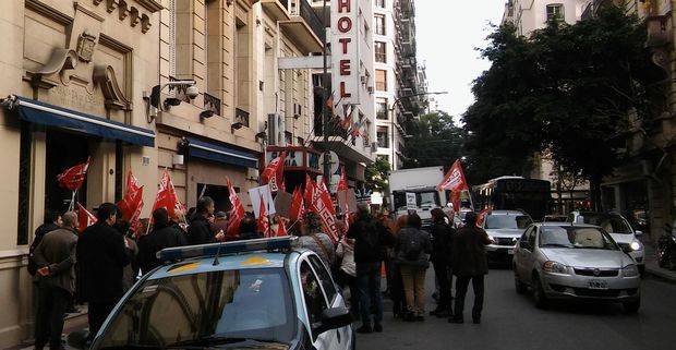 Los trabajadores de la embajada retoman la huelga ante la falta de respuesta del gobierno español