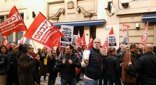 Tras ser convocados a una mesa de negociación, el personal de la embajada retomó sus funciones