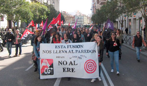 Más de un centenar de trabajadores de Lindorff protestan en Valladolid contra el ERE durante una jornada de huelga