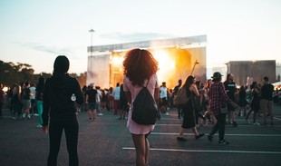 Prohibido imponer pulseras 'cashless' como único pago en festivales