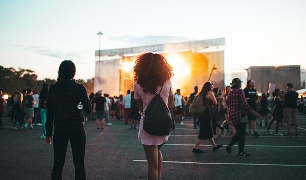 Prohibido imponer pulseras 'cashless' como único pago en festivales