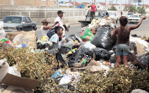 Habitantes del sur de Maracaibo comen basura para sobrevivir