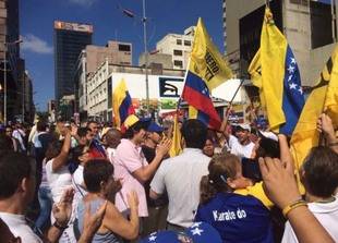 Chavistas y opositores se concentran en Caracas para acompañar a diputados
