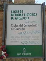 Proclamas a favor de Franco en la placa que señala la tapia del cementerio de Granada