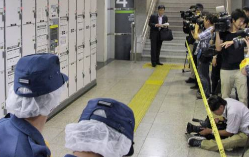 Hallan cuerpo de una mujer dentro de una maleta en una estación del metro de Tokio