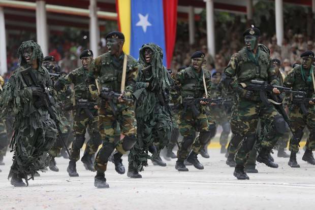 ¿Quién manda en Venezuela? Militares parecen fortalecerse en la crisis