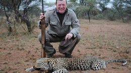 César Cadaval posa con un leopardo tras cazarlo en un safari en el norte de Sudáfrica y desata las críticas en Twitter