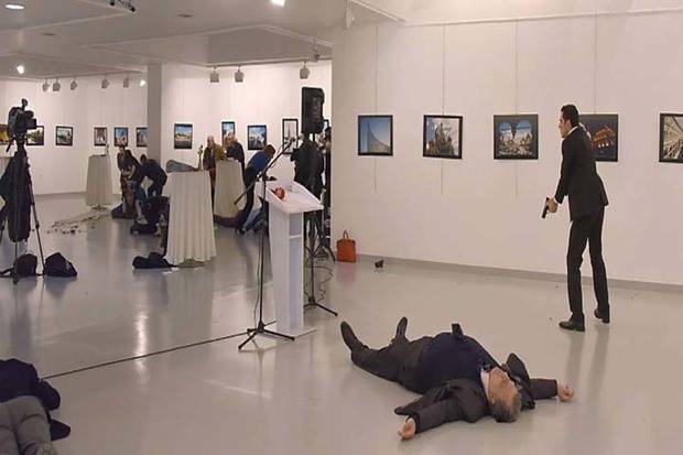 Muere embajador de Rusia en Turquía por ataque en una exposición