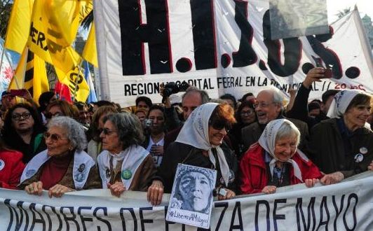 Las Madres de Plaza de Mayo realizaron su ronda 2000 acompañadas por una multitud