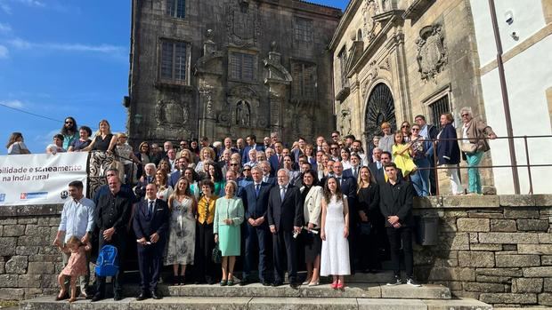 Representantes de las entidades gallegas del exterior participan en la ofrenda floral a Rosalía de Castro por el Día de Galicia