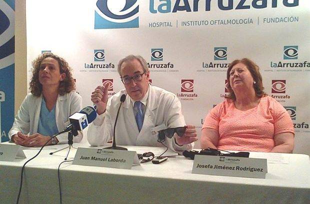 Implantan en Córdoba un ojo biónico que devuelve visión a una mujer ciega