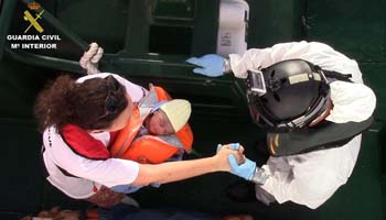 Salvamento Marítimo rescata a 52 inmigrantes en una patera a 52 millas al sur de Adra